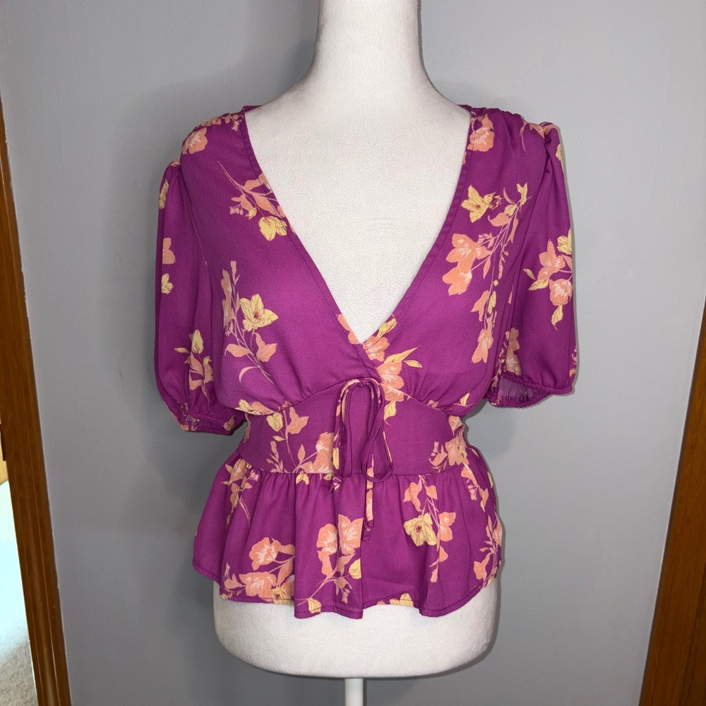 Lush Floral Peplum Top Magenta Purple V-Neck Puff Sleeve Smocked Back‎ Small NEW